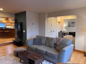 East Wenatchee Oasis 4BR, Pool, Hot Tub, Loop Trail的休息区