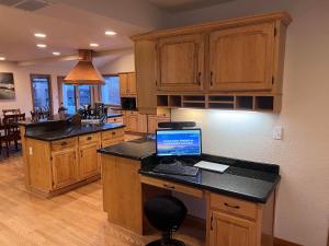 East Wenatchee Oasis 4BR, Pool, Hot Tub, Loop Trail的厨房或小厨房