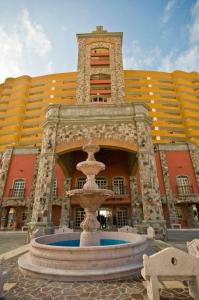 um grande edifício com uma fonte em frente a um edifício em Sonoran Sky Resort Vista a Playa Azul em Puerto Peñasco