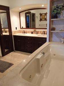 a large bathroom with a tub and a sink at Sonoran Sky Resort Vista a Playa Azul in Puerto Peñasco