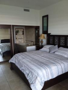 1 dormitorio con 1 cama grande y bañera en Sonoran Sky Resort Vista a Playa Azul en Puerto Peñasco