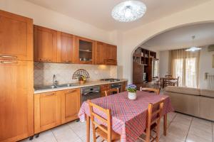 a kitchen and dining room with a table and chairs at Casa Marta in Orosei