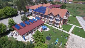 una vista aérea de una casa grande con un patio grande en Hotel Ravni Gaj, en Knić