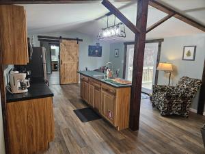 cocina con suelo de madera y encimera en Grey Pines at Hocking Vacations, en Logan