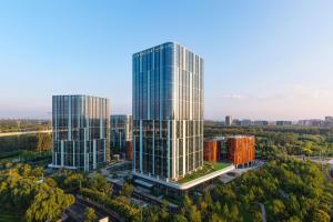 eine Luftansicht von zwei hohen Glasgebäuden in der Unterkunft Courtyard by Marriott Beijing Changping in Peking