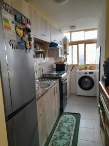 cocina con nevera y lavadora en Apartamento Viña del Mar, en Viña del Mar