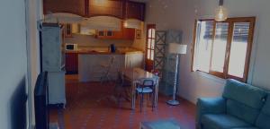 eine Küche mit einem Sofa und einem Tisch in einem Zimmer in der Unterkunft Apartamento Granada in Atarfe