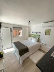 um quarto com uma cama grande num quarto em Little Place Nazaré na Nazaré