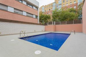 - une piscine au milieu d'un bâtiment dans l'établissement Pool LUXURY 2 Bedrooms Apartment - 2 Terraces - Parking, à Barcelone