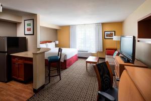 een hotelkamer met een bed en een televisie bij TownePlace Suites Milpitas Silicon Valley in Milpitas