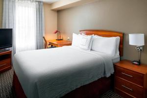 ein Hotelzimmer mit einem Bett und einem TV in der Unterkunft TownePlace Suites Milpitas Silicon Valley in Milpitas