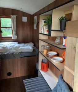 Habitación pequeña con 2 camas y 2 aseos en Off-grid minihus på Finnskogen., en Kongsvinger