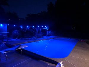 East Wenatchee Oasis 4BR, Pool, Hot Tub, Loop Trail内部或周边的泳池