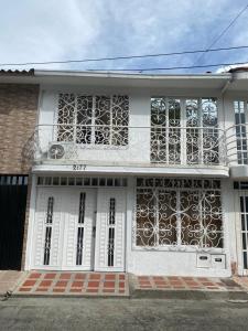Casa blanca con puertas blancas y balcón en Apartamento, Casa en Buga - Valle, 