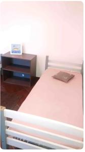 ein Bett mit einem Laptop neben einem Schreibtisch in der Unterkunft Appartement meublé in Montpellier