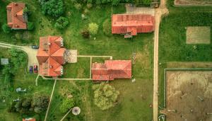 een uitzicht over de daken van huizen in een veld bij Siedlisko Nawiady - hotel butikowy in Nawiady