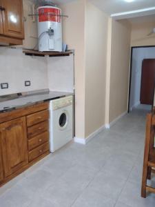 een keuken met een vaatwasser en een wasmachine bij PH accesible en Wilde solo 3 in Wilde