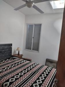 een slaapkamer met een bed en een raam bij PH accesible en Wilde solo 3 in Wilde