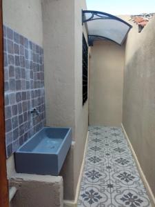 een badkamer met een blauw bad en een tegelvloer bij PH accesible en Wilde solo 3 in Wilde