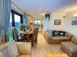salon ze stołem i kanapą w obiekcie Lune Cottage nestled between Lake District and Yorkshire Dales w mieście Tebay