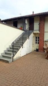 a stairway leading to a building with a stair case at appartamento tra Torino e Alba in centro in Sommariva del Bosco
