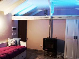 una camera con letto a soppalco, letto e TV di appartamento tra Torino e Alba in centro a Sommariva del Bosco