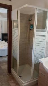 een douche met een glazen deur in de badkamer bij appartamento tra Torino e Alba in centro in Sommariva del Bosco