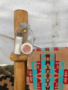 un poste de madera con una botella de jabón y una manta en JMA Tipi, en Riverton