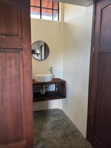 提席曼的住宿－Casitas at Rancho Kuxtal，一间带水槽和镜子的浴室