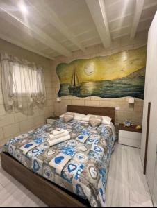 um quarto com uma cama com um quadro na parede em Casa Vacanza Al Duomo em Barletta