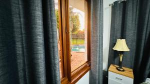 1 dormitorio con ventana y vistas a la piscina en luxury 5 bedrooms, Pool, Quiet, en Melbourne