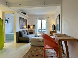 a living room with a couch and a table at Bosque. Con vistas a pistas. Pirineos360 in Formigal