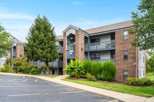 an apartment building with a parking lot at Beautiful 2 Bedroom 2 Bathroom Pointe Royale Branson MO in Branson