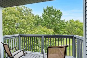 Rõdu või terrass majutusasutuses Branson Getaway, Pools, Hot Tub & Lake Access