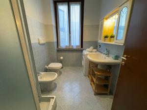 uma casa de banho com um WC, um lavatório e um WC. em Casa di Corte - Cormano em Cormano