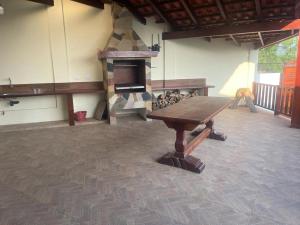 薩邁帕塔的住宿－Gästehaus Samaipata，客房设有木桌和壁炉。