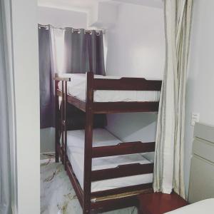 Tempat tidur susun dalam kamar di Caldas Novas - Araras Apart Service