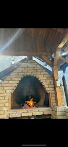 Un horno de ladrillo con fuego. en Ranc kod Keme en Trnovo