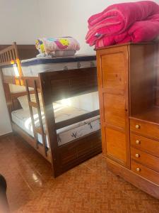 Двухъярусная кровать или двухъярусные кровати в номере Gästehaus Samaipata