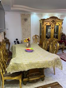 ein Esszimmer mit einem Tisch und einer Blumenvase darauf in der Unterkunft شقة للايجار مفروشة بالكامل in Kairo
