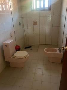 uma casa de banho com um WC e um bidé em Gästehaus Samaipata em Samaipata