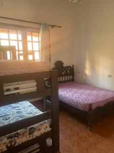 - une chambre avec 2 lits superposés et une fenêtre dans l'établissement Gästehaus Samaipata, à Samaipata