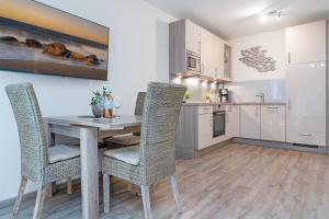 een keuken en eetkamer met een tafel en stoelen bij Esprit 4 in Scharbeutz