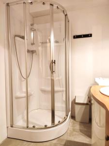 um chuveiro com uma porta de vidro na casa de banho em Le panorama époustouflant " climatisé" em Gréoux-les-Bains