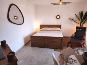 - une chambre avec un lit, une table et une chaise dans l'établissement Le panorama époustouflant " climatisé", à Gréoux-les-Bains