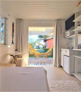 cocina con puerta que da a un patio en SUITE DA FRENTE COM COPA, WIFI E ACESSO INDEPENDENTE, en Búzios