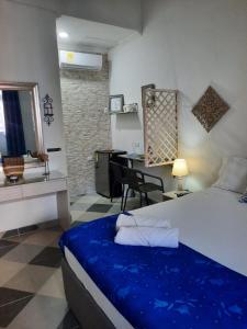 een slaapkamer met een bed en een bureau in een kamer bij GS 996 in Cartagena