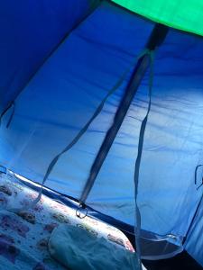 un primer plano del interior de un paraguas en Camping beira mar en Bertioga