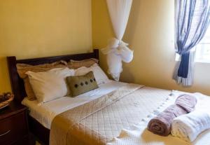 Ένα ή περισσότερα κρεβάτια σε δωμάτιο στο Lush Green Villa with mountain and garden view