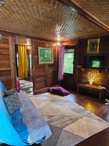 a living room with a couch and a tv at Studio Avea rez-de-chaussée in Parea